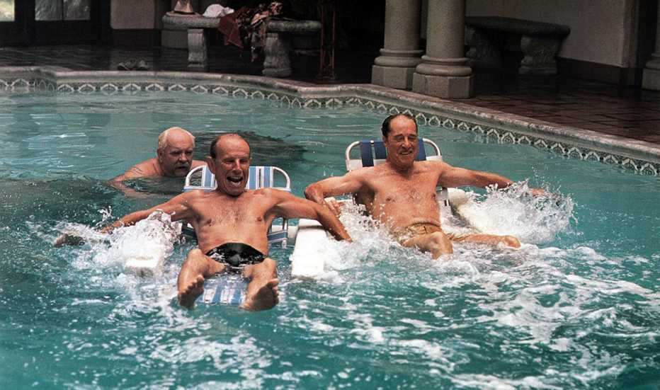 Wilford Brimley, Hume Cronyn, Don Ameche en una escena de la película Cocoon Wilford Brimley, Hume Cronyn, Don Ameche en una escena de la película Cocoon