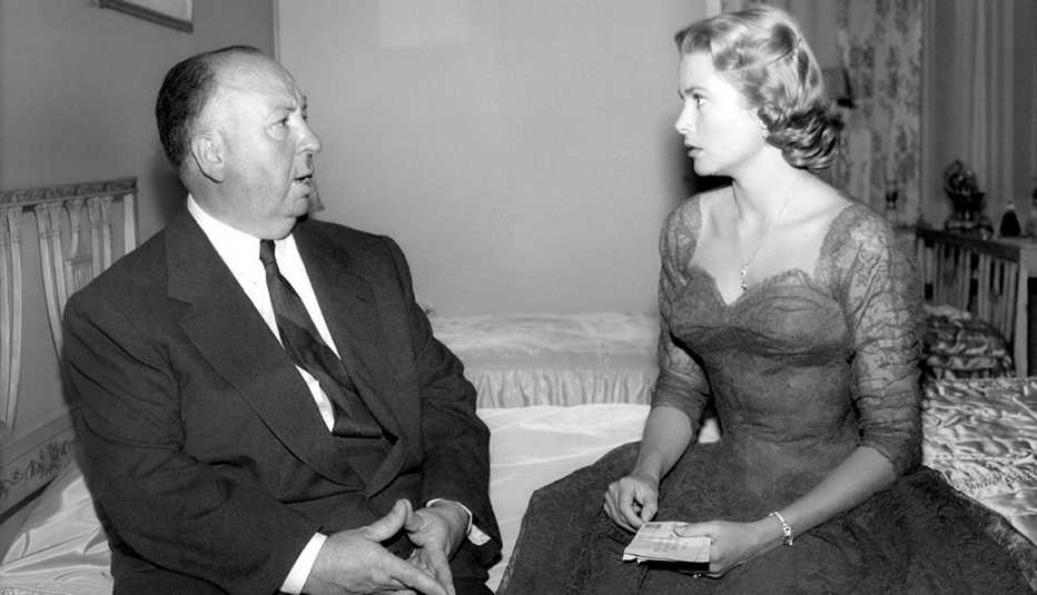 Grace Kelly con el director y productor Alfred Hitchcock en el set de la película 'Dial M for Murder'.