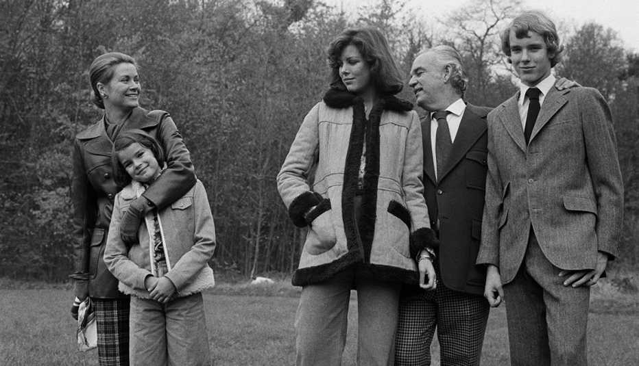Familia real Grimaldi: (izq. - der.) Princess Grace, Princess Stephanie, Princess Caroline, Prince Rainier III and Prince Albert.