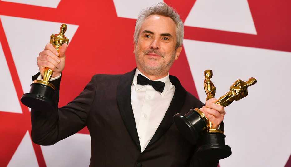 Alfonso Cuarón con 3 Oscar en la mano.