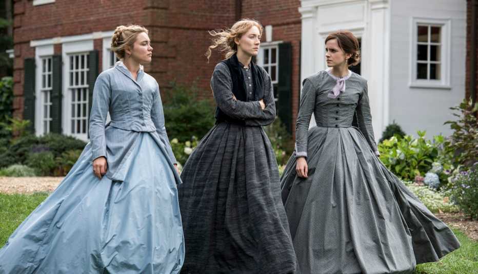 Florence Pugh, Saoirse Ronan y Emma Watson en una escena de Little Women.