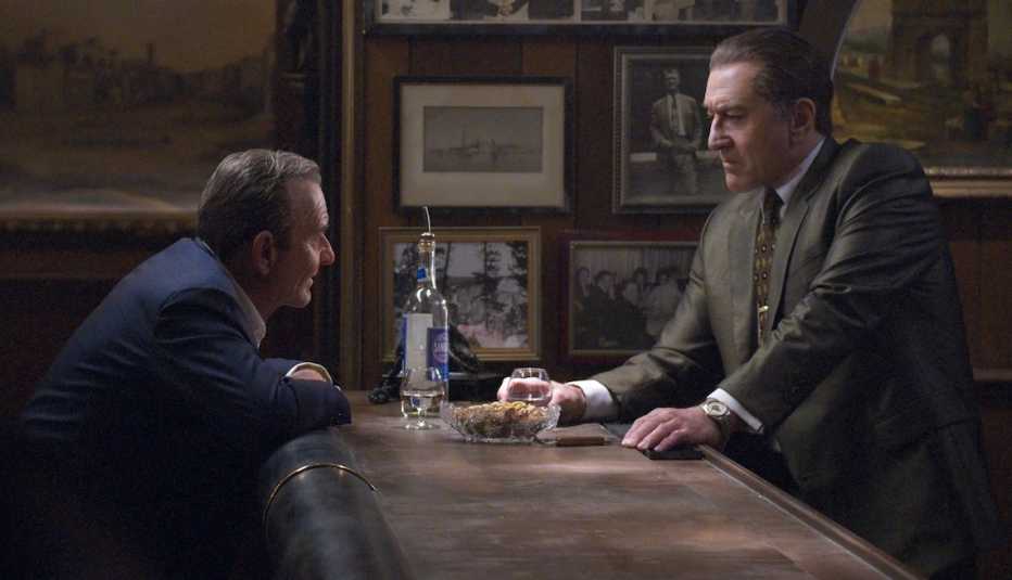 Joe Pesci (Russell Bufalino) y Robert De Niro (Frank Sheeran) en una escena de ‘The Irishman.’