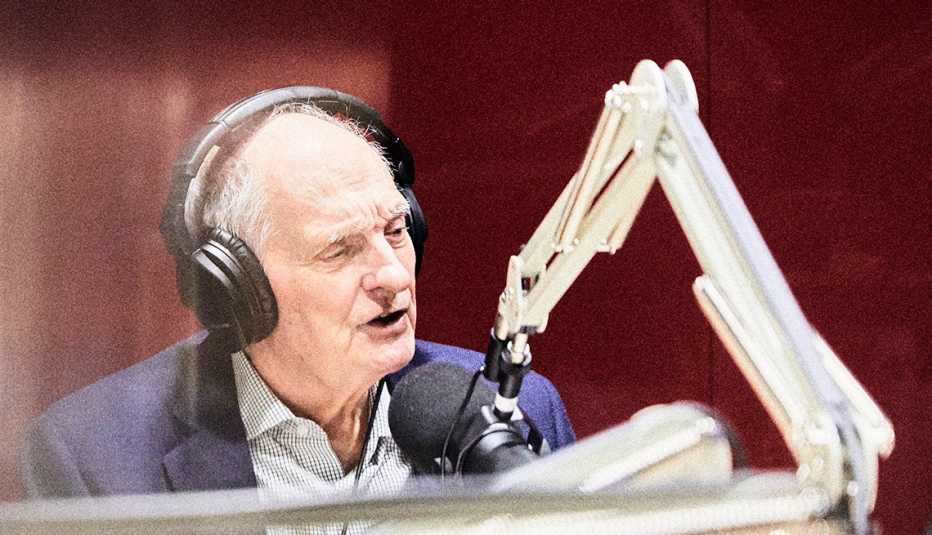 Actor Alan Alda grabando su podcast en una cabina de sonido. Nueva York, marzo, 2020.