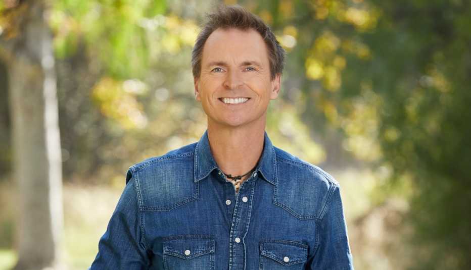 Phil Keoghan como presentardor del programa The Amazing Race