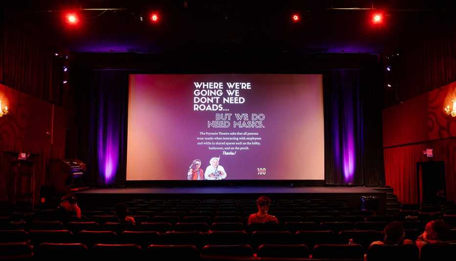 Anuncio de salud de servicio público en la pantalla en una sala de cine