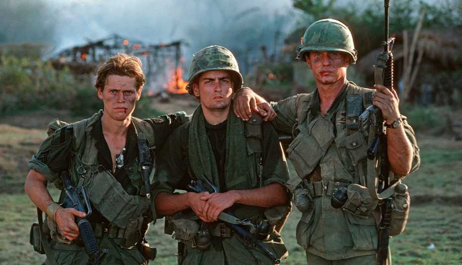 Willem Dafoe, Charlie Sheen y Tom Berenger en la película 'Platoon'