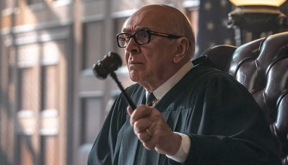 Frank Langella como Julius Hoffman en The Trial of the Chicago 7