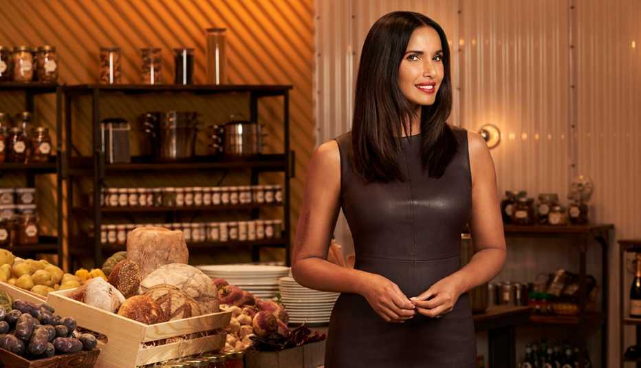 La presentadora de Top Chef, Padma Lakshmi, al lado de una canasta con pan y conservas de comida.