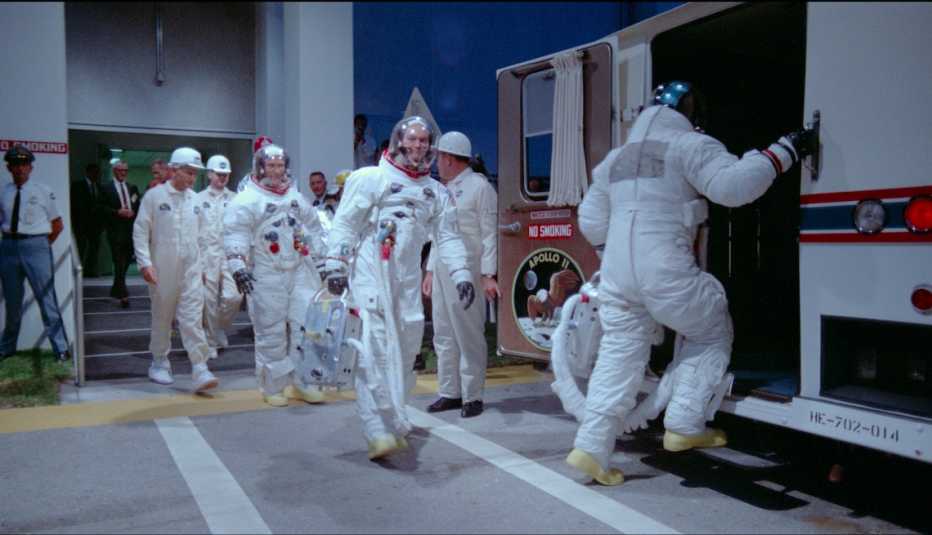 Astronautas abordando un transporte en una escena de Apollo 11.
