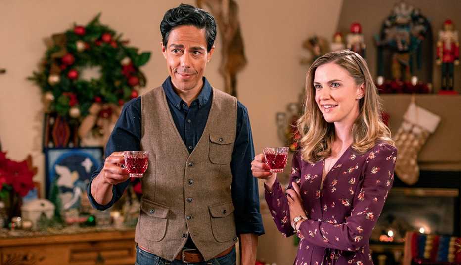 Zak Santiago y Sara Canning protagonizan The Christmas Yule Blog. Zak Santiago y Sara Canning protagonizan The Christmas Yule Blog.