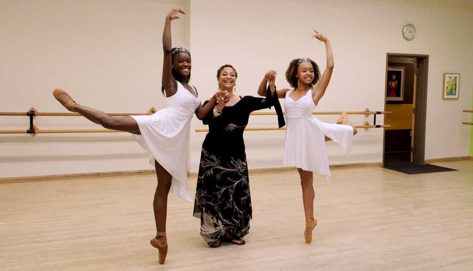 Debbie Allen con las bailarinas Destiny Wimpye y Jalyn Flowers, en Dance Dreams, hot Chocolate Nutcracker. Debbie Allen con las bailarinas Destiny Wimpye y Jalyn Flowers, en Dance Dreams, hot Chocolate Nutcracker.
