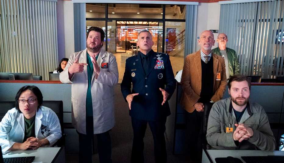 Jimmy O Yang, Punam Patel, Paul Jurewicz, Steve Carell, John Malkovich, Don Lake y Thomas Ohrstrom en la serie Space Force
