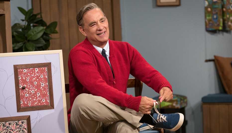 Tom Hanks como Mister Rogers en A Beautiful Day in the Neighborhood.