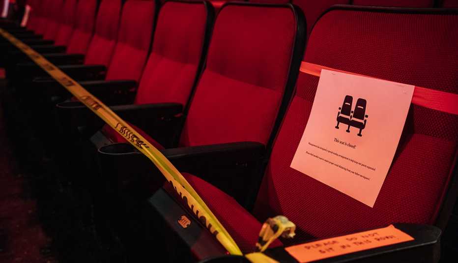 Una fila de asientos bloqueados en una sala de cine