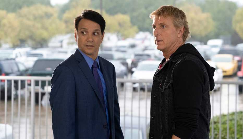 Ralph Macchio y William Zabka en una escena de la serie Cobra Kai