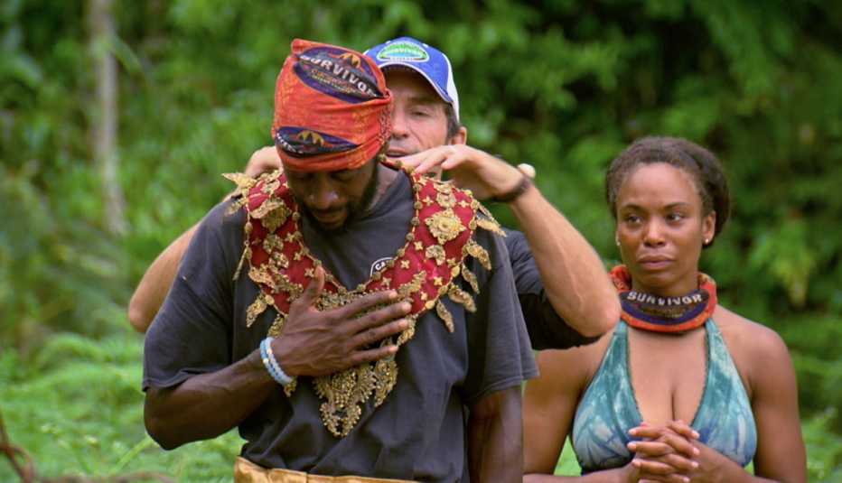 Jeff Probst premia a Jeremy Collins con inmunidad en el show Survivor.