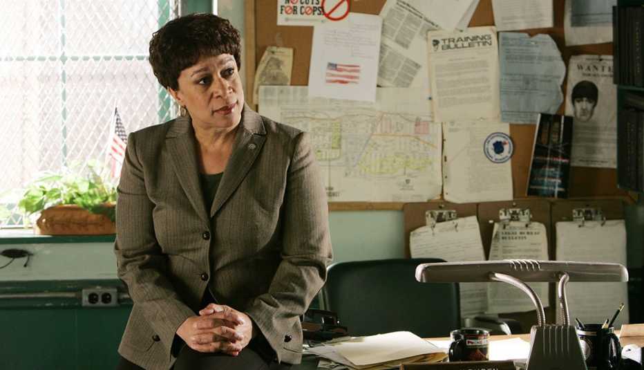 S Epatha Merkerson como la teniente Anita Van Buren en el show de NBC La ley y el orden.