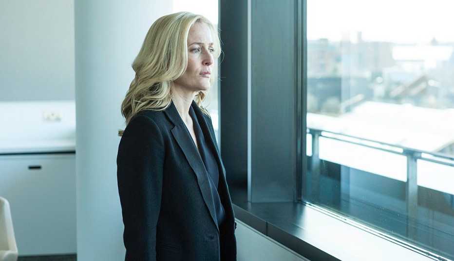 Gillian Anderson como la detective Stella Gibson en The Fall.