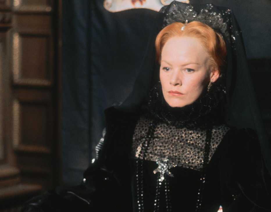 Glenda Jackson interpreta a la reina Isabel I en Elizabeth R. Glenda Jackson interpreta a la reina Isabel I en Elizabeth R.
