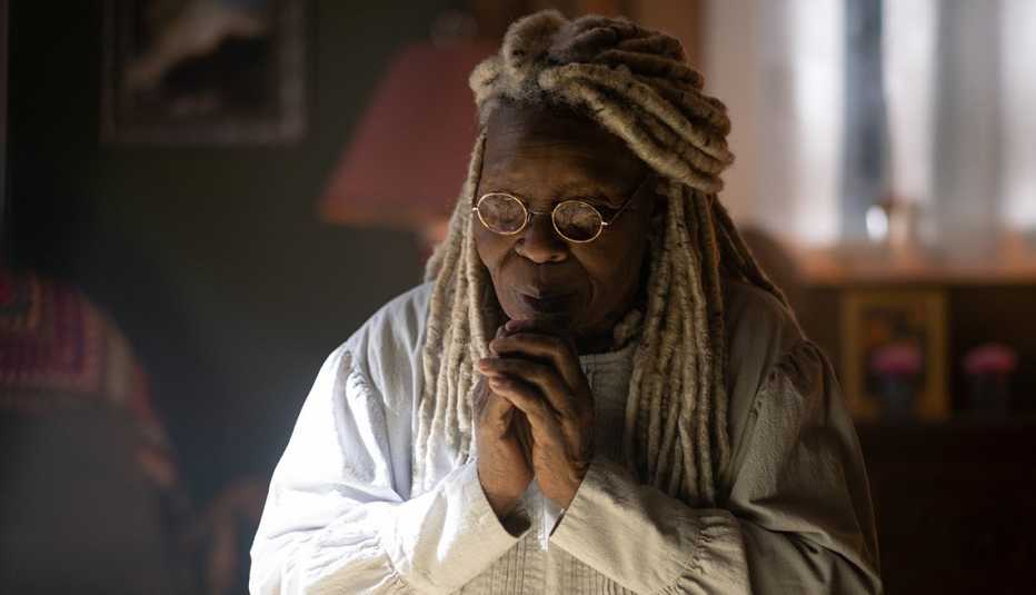 Whoopi Goldberg como Mother Abigail en una escena de The Stand.