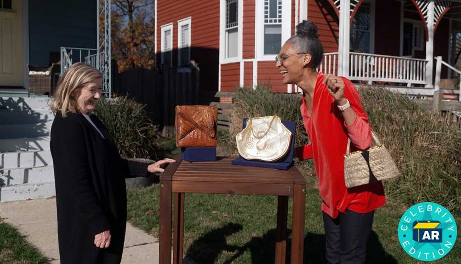 La experta en Antiques Roadshow Katy Kane y la chef Carla Hall con su colección de bolsos antiguos.