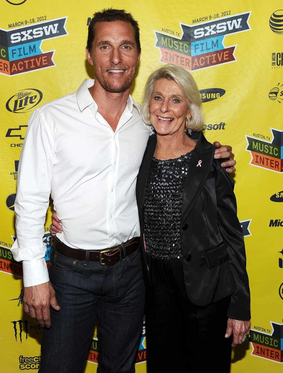 El actor Matthew McConaughey y su madre Kay McConaughey.