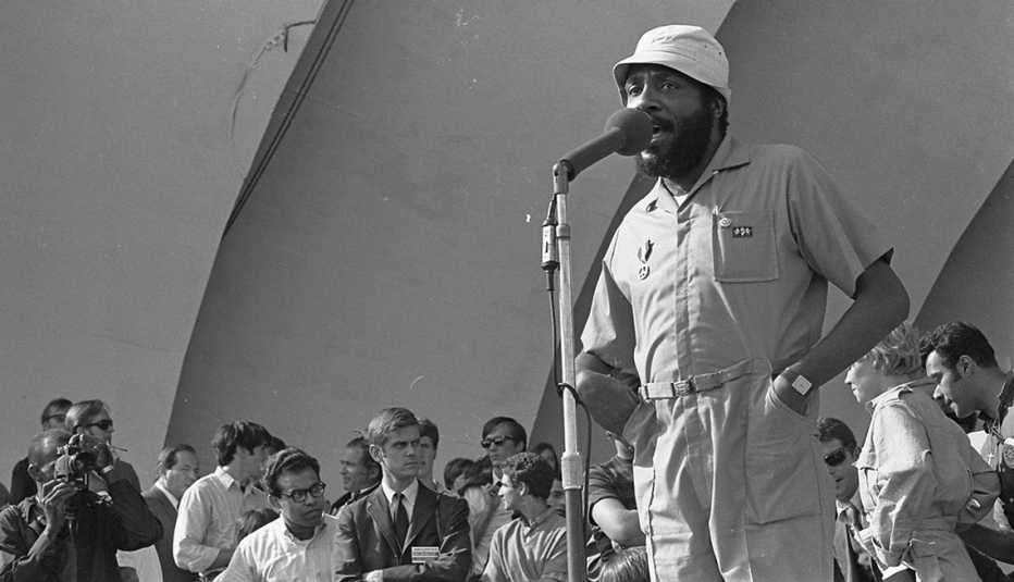 El activista y comediante Dick Gregory habla a la multitud que protestaba en Grant Park durante la Convención Nacional Demócrata en Chicago en 1968.