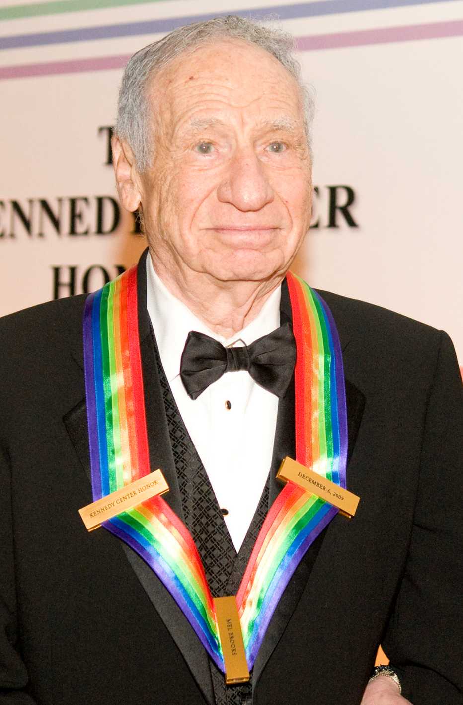 Mel Brooks en la alfombra roja antes de la 32.° edición del Kennedy Center Honors en el Kennedy Center Hall en el 2009.