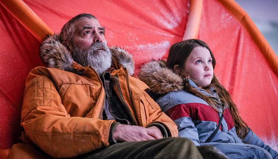 George Clooney y Caoilinn Springall en "The Midnight Sky".