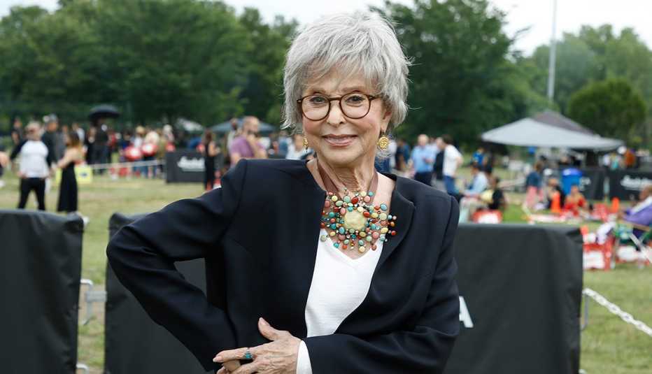 Rita Moreno asiste a la celebración de la parada puertorriqueña durante el Festival de Tribeca el 13 de junio de 2021 en la ciudad de Nueva York.