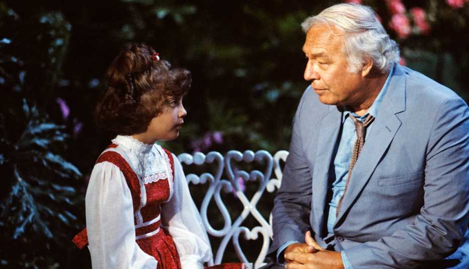 Tori Spelling (izquierda) interpreta a la joven huérfana Lori Shannon en "Fantasy Island".