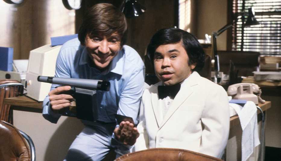 Bob Denver (izquierda) y Hervé Villechaize en una escena del episodio "Fantasy Island", "The Magic Camera/Mata Hari /Valerie".