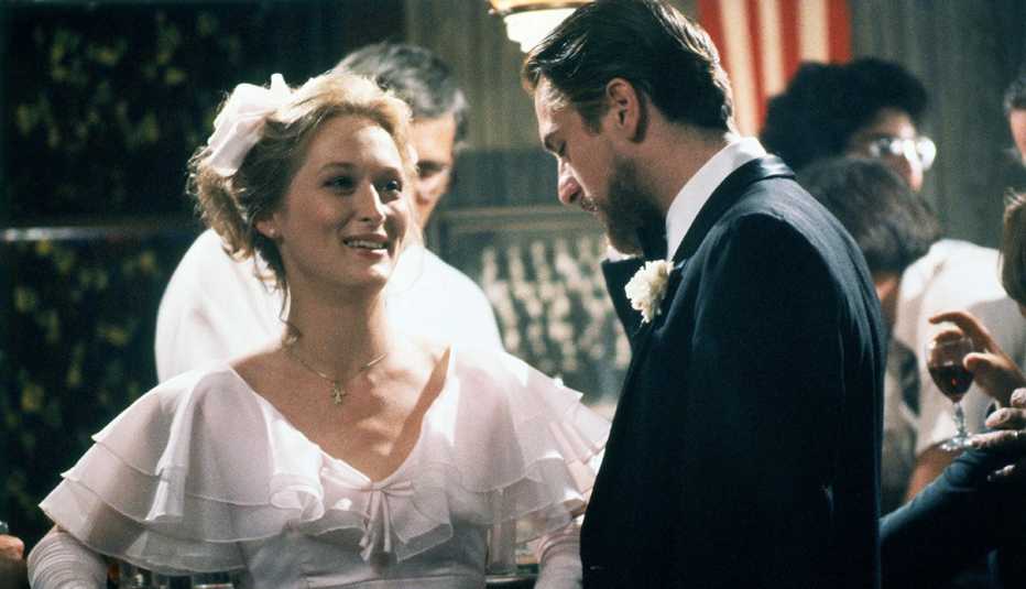 Meryl Streep y Robert De Niro protagonizan la película The Deer Hunter.