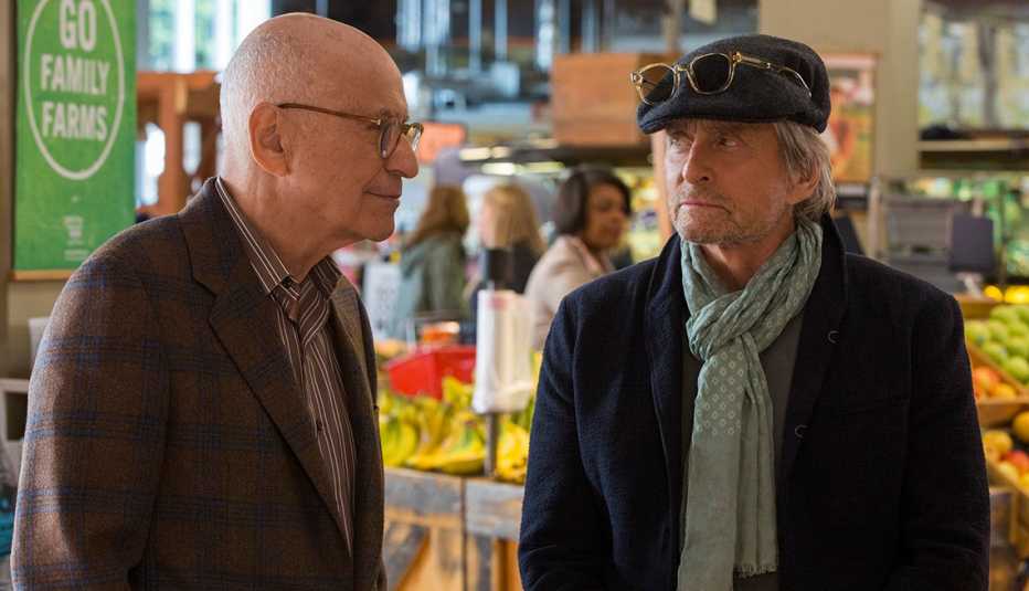 Alan Arkin (izquierda) como Norman Newlander y Michael Douglas como Sandy Kominsky en &ldquo;The Kominsky Method&rdquo;.