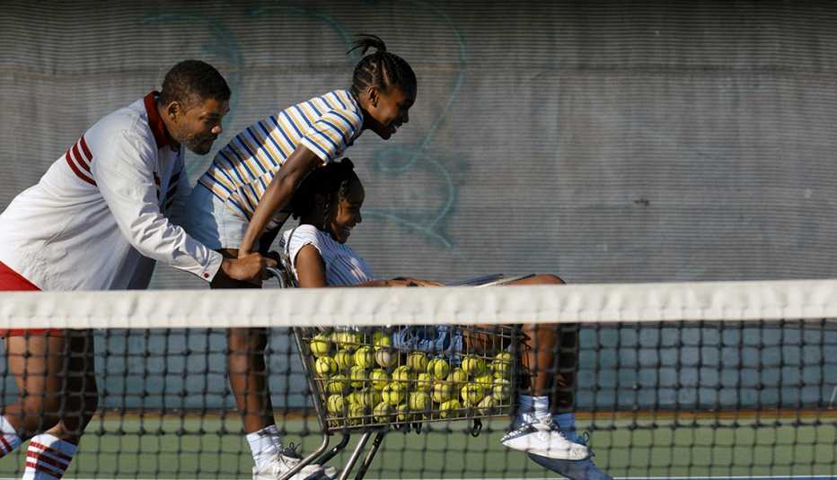 (De izquierda a derecha) Will Smith como Richard Williams, Demi Singleton como Serena Williams y Saniyya Sidney como Venus Williams en "King Richard". (De izquierda a derecha) Will Smith como Richard Williams, Demi Singleton como Serena Williams y Saniyya Sidney como Venus Williams en "King Richard".