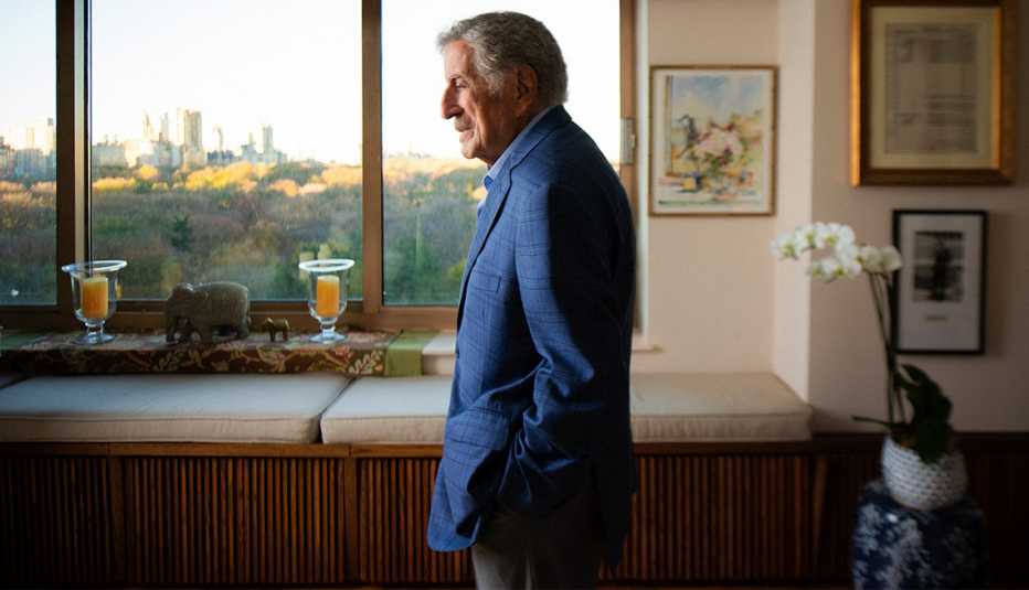Tony Bennett caminando en una sala 