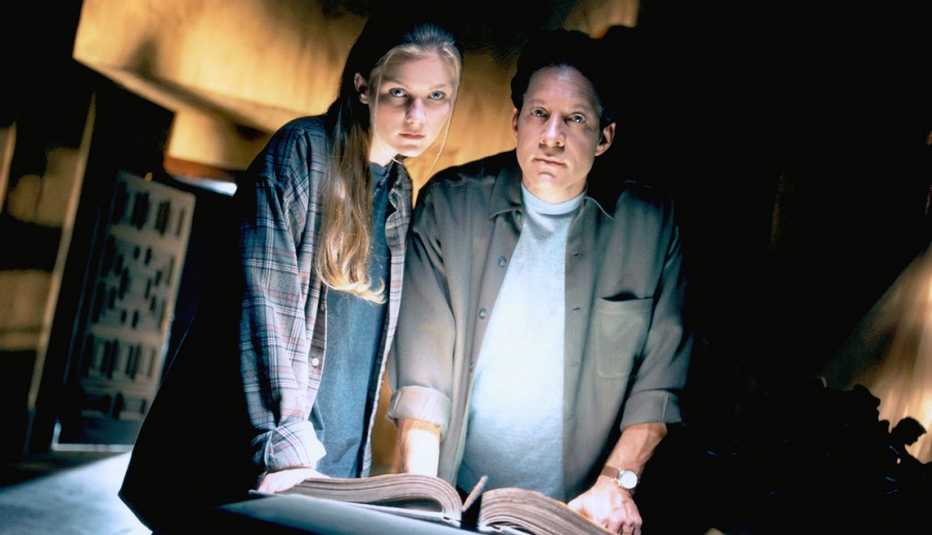 Kirsten Dunst (izquierda) y Steve Guttenberg en "Tower of Terror". Kirsten Dunst (izquierda) y Steve Guttenberg en "Tower of Terror".