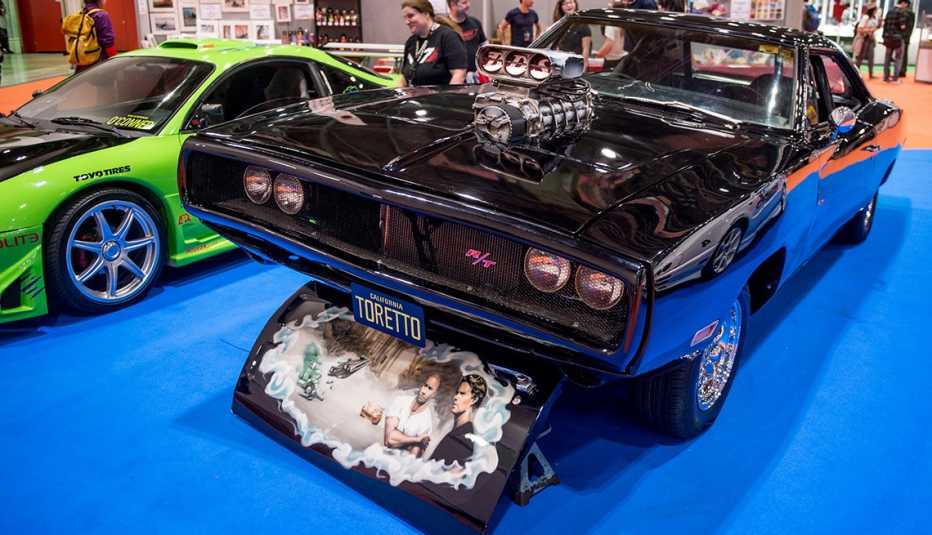 El Dodge Charger R / T usado por Vin Diesel como el auto característico de su personaje Dominic Toretto en Fast and The Furious. El Dodge Charger R / T usado por Vin Diesel como el auto característico de su personaje Dominic Toretto en Fast and The Furious.