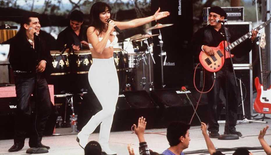 Jennifer López en una escena de "Selena". Jennifer López en una escena de "Selena".
