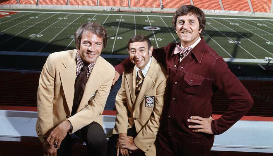 La cabina de transmisión de "Monday Night Football" en 1971 consistió de Frank Gifford, Howard Cosell y Don Meredith.