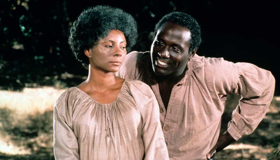 Leslie Uggams como Kizzy Reynolds y Richard Roundtree como Sam Bennett en "Roots".