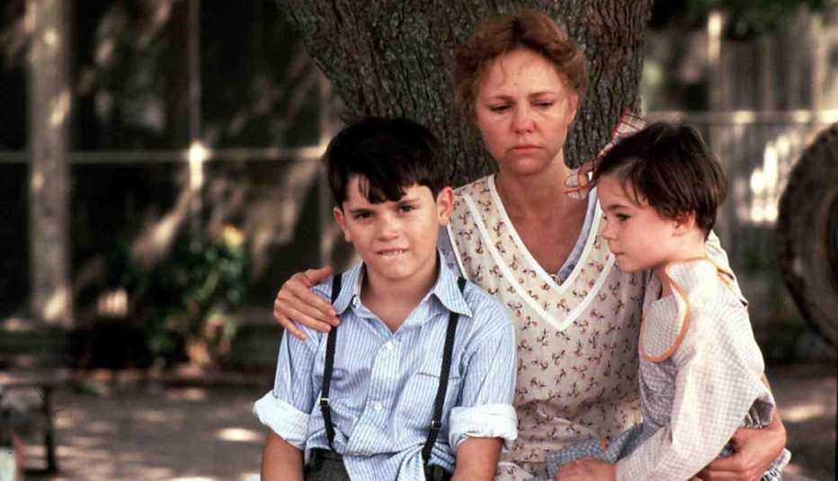 Sally Field (centro) en "Places in the Heart". Sally Field (centro) en "Places in the Heart".