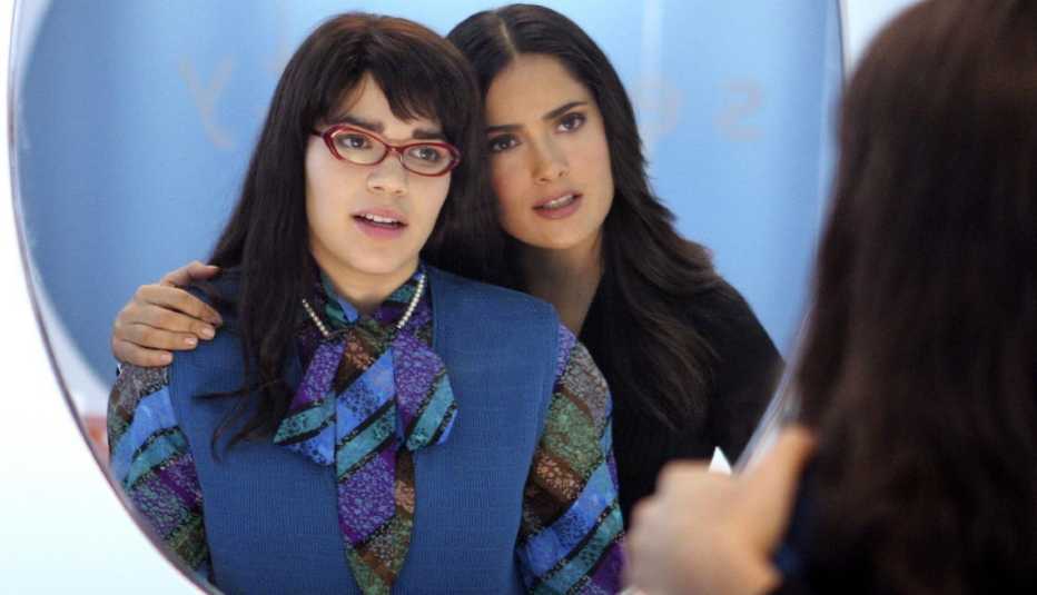 Salma Hayek junto a America Ferrera en la serie 'Ugly Betty' de 2006.