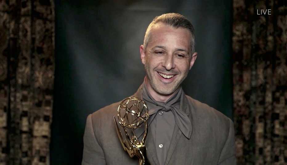 Jeremy Strong recibe su estatuilla del premio Emmy a mejor actor en una serie dramática, por su participación en &ldquo;Succession&rdquo;, durante la 72.ª entrega de los premios Emmy.