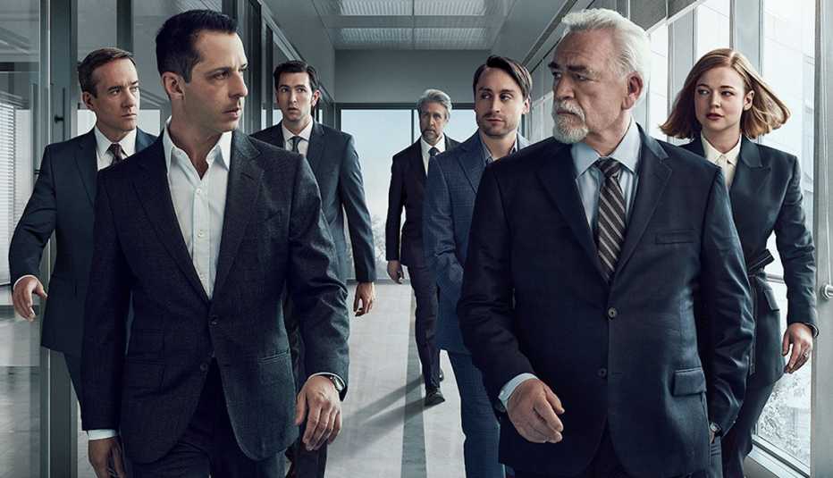 El elenco de &ldquo;Succession&rdquo; caminando juntos en un pasillo.