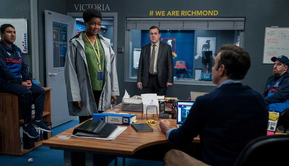 (De izquierda a derecha) Nick Mohammed, Sarah Niles, Jeremy Swift, Jason Sudeikis y Brendan Hunt en &ldquo;Ted Lasso&rdquo;.
