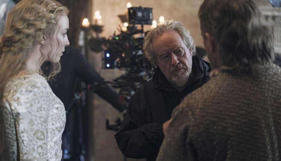 (De izquierda a derecha) Jodie Comer, Ridley Scott y Matt Damon en el set de &ldquo;The Last Duel&rdquo;.