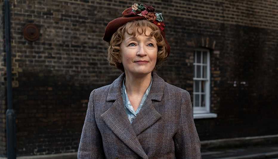 Lesley Manville como Ada Harris en "Mrs. Harris goes to Paris".