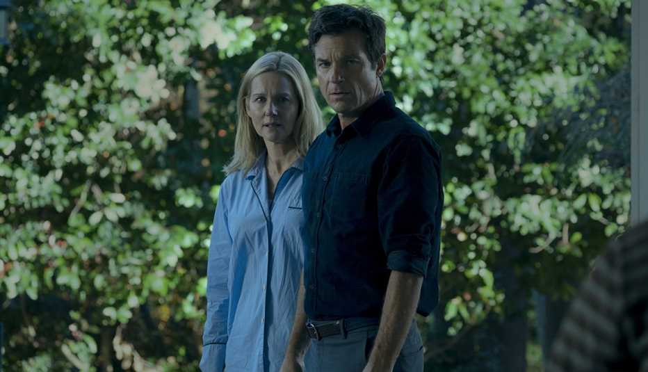 Laura Linney (izquierda) y Jason Bateman en "Ozark".