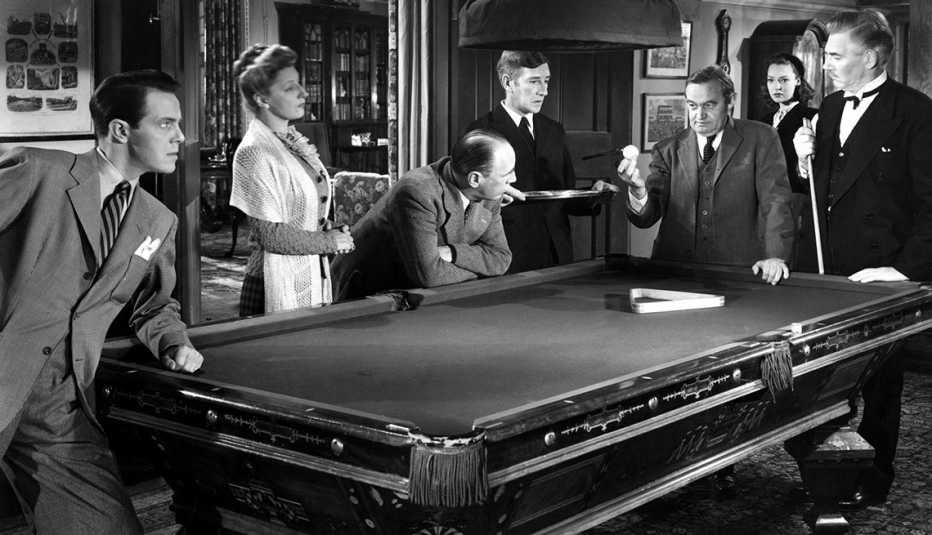 (De izquierda a derecha) Louis Hayward, Queenie Leonard, Roland Young, Richard Haydn, Barry Fitzgerald, June Duprez y Walter Huston en &ldquo;And Then There Were None&rdquo;.